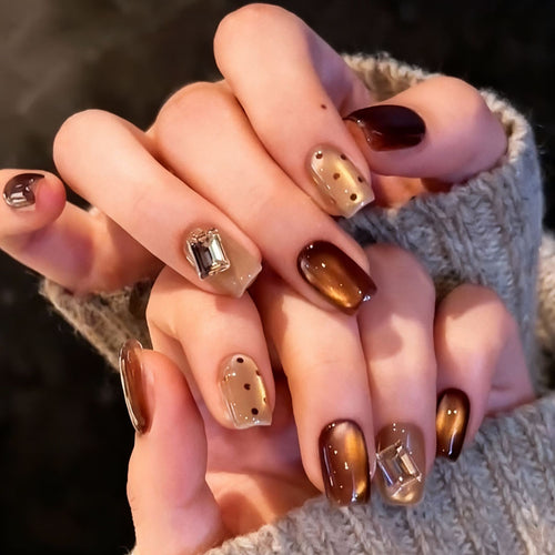 Kunstnagelset mit eleganten Ombre-Designs und funkelnden Akzenten Karnz