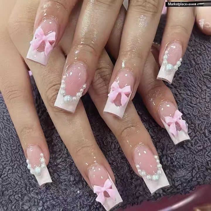 Kunstnägel mit filigranen Blumen- und Perlenverzierungen Karnz