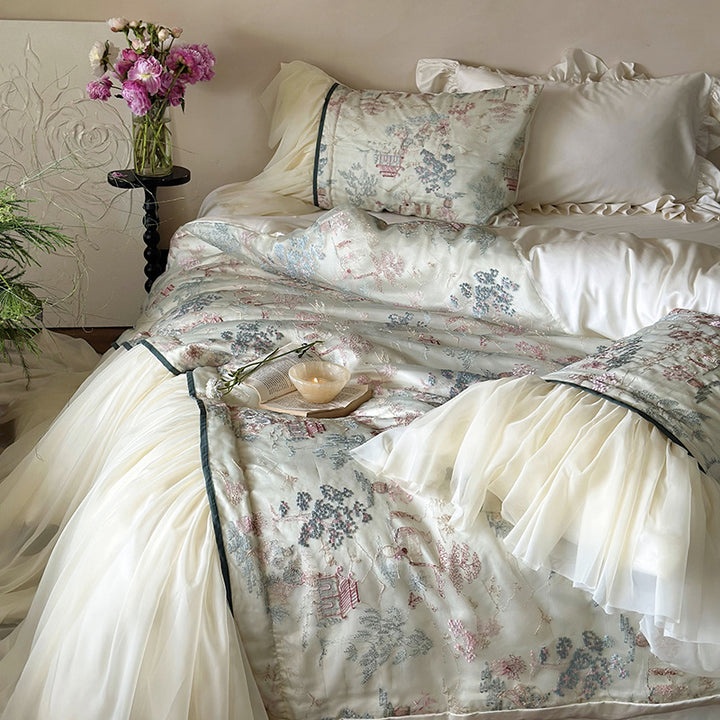 Satin-Bettwäsche-Set mit Rüschen-Bettrock und Vintage-Toile-Print