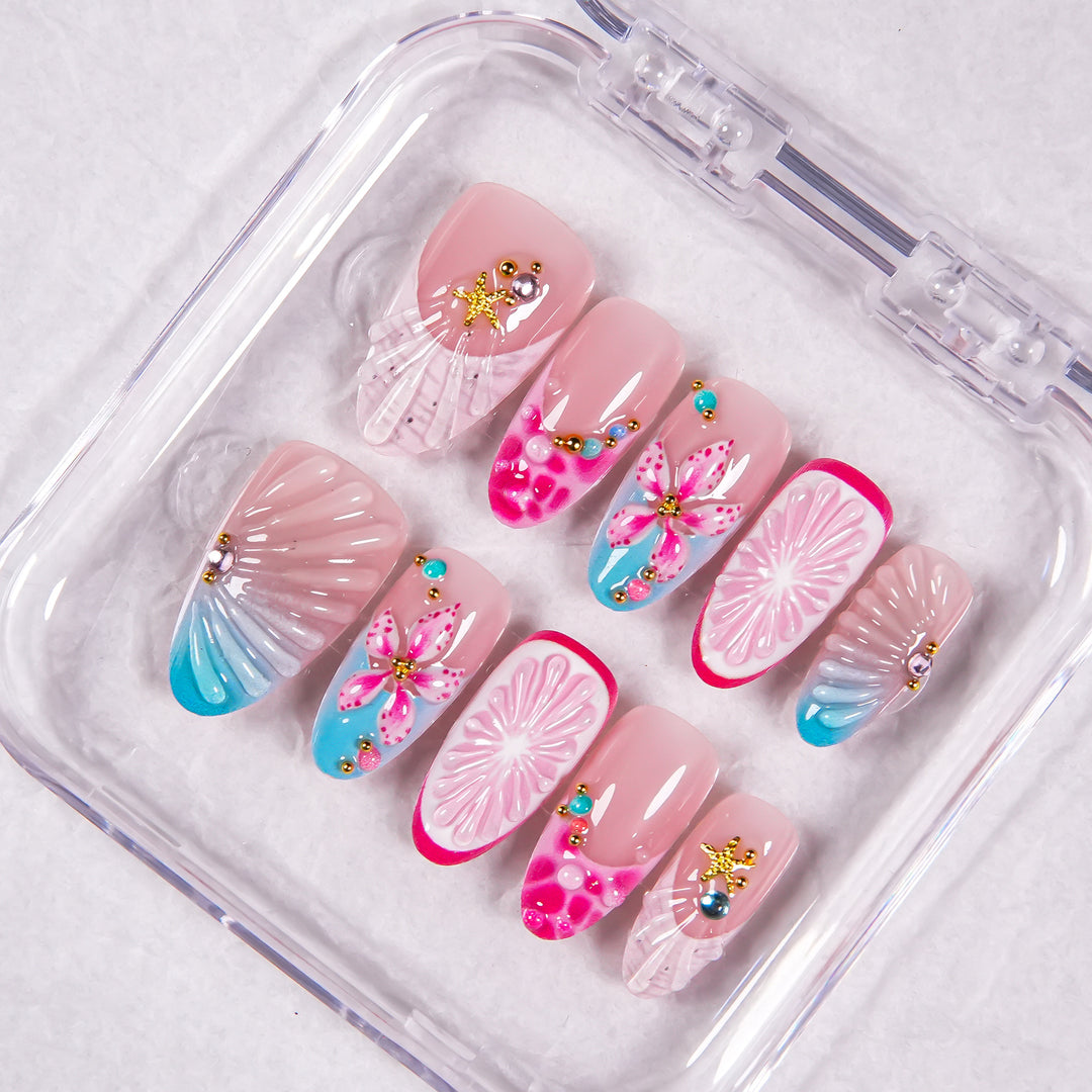 Künstlerisches Press-On Nail Set mit floralen Akzenten