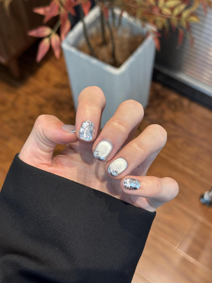 Glamouröse Kunstnägel mit Strahlendem Metallic-Finish Karnz