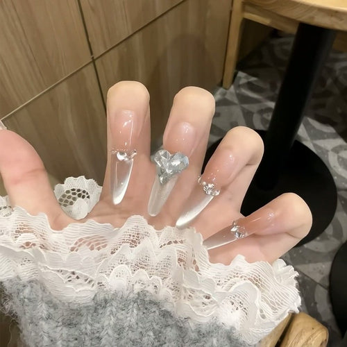 Kunstnagelset mit edlen Spitzen und Kristallakzenten Karnz