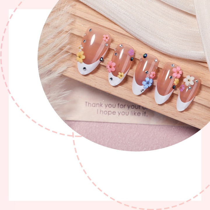 Dekorativer Press-On Nagelset mit floralen Verzierungen Karnz