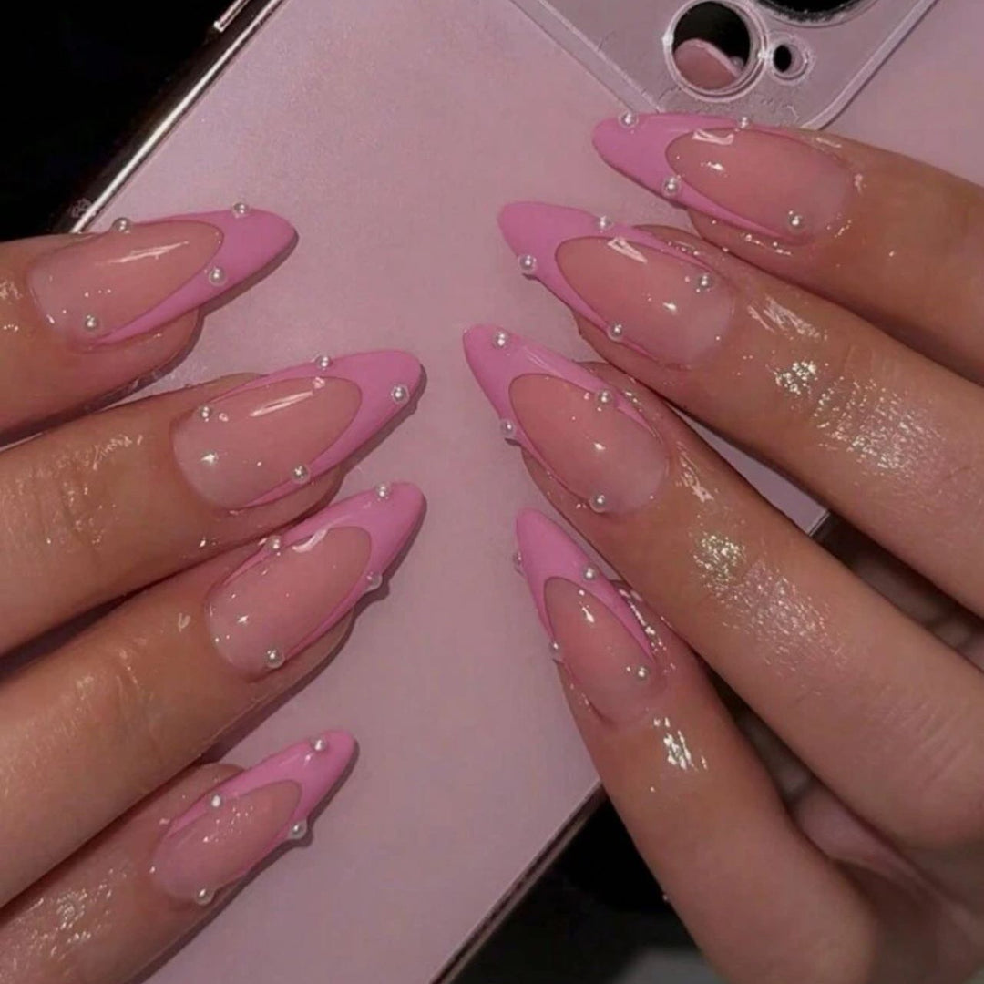Kunstnagelset mit glamourösen 3D-Verzierungen und elegantem Desig Karnz