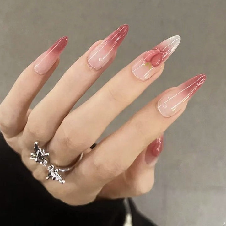 Kunstnagelset in elegantem Ombre-Design mit kunstvollen Akzenten Karnz