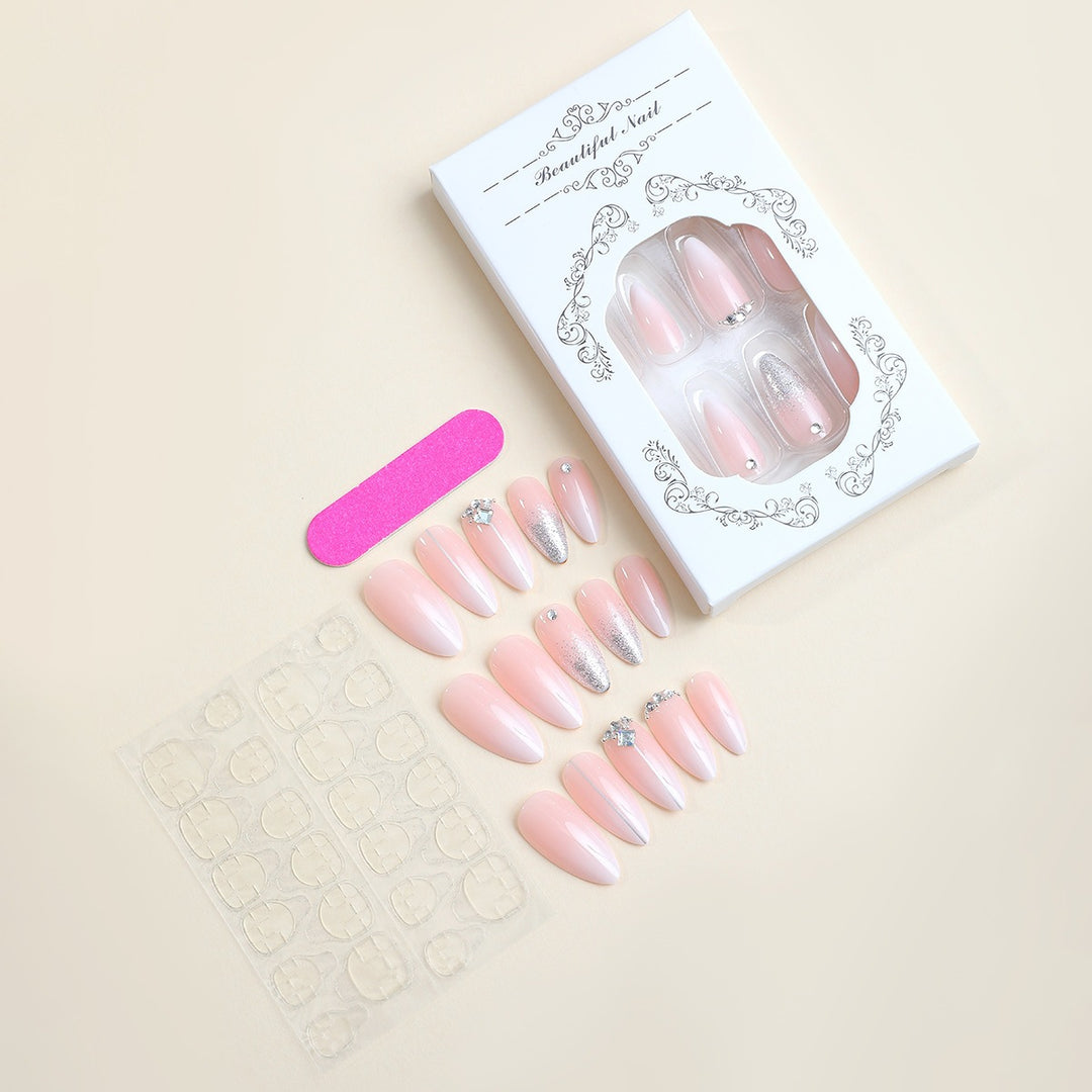 Kunstnagelset mit eleganten Glitzer- und Strassakzenten Karnz