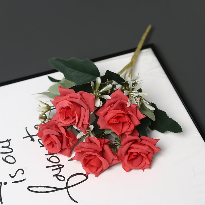 Realistischer künstlicher Rosenstrauß