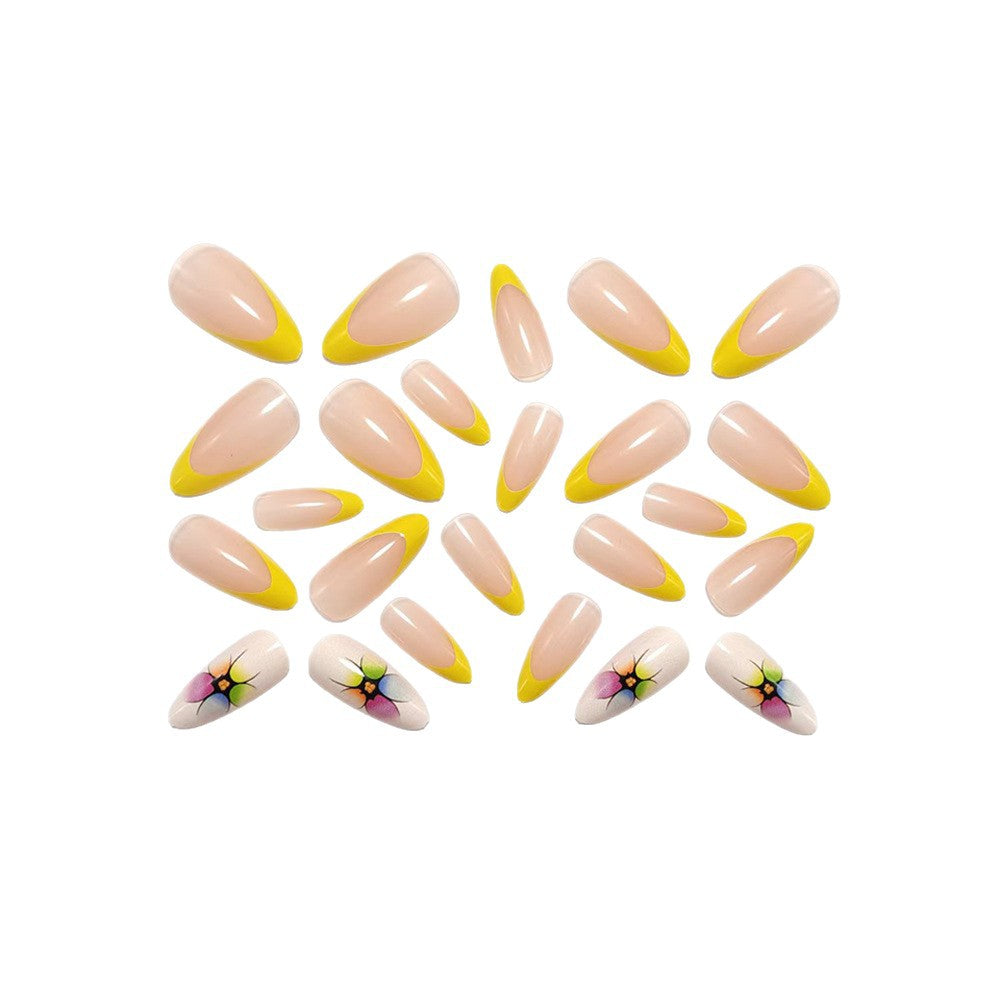 Stylische Kunstnägel mit Floralen Akzenten und Buntem French-Tipp Karnz