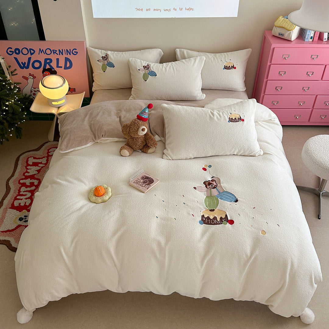 Kuschelige Kinder-Bettwäschegarnitur mit besticktem Teddymotiv