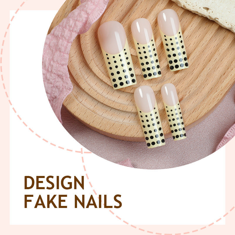 Kunstnagelset mit eleganten Punkten und Glitzerakzenten Karnz