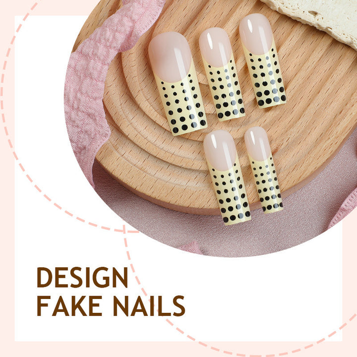 Kunstnagelset mit eleganten Punkten und Glitzerakzenten Karnz