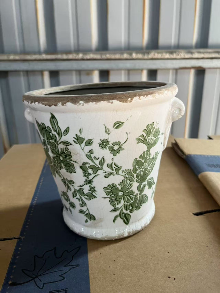 Dekorativer Blumentopf mit floralen Verzierungen Karnz