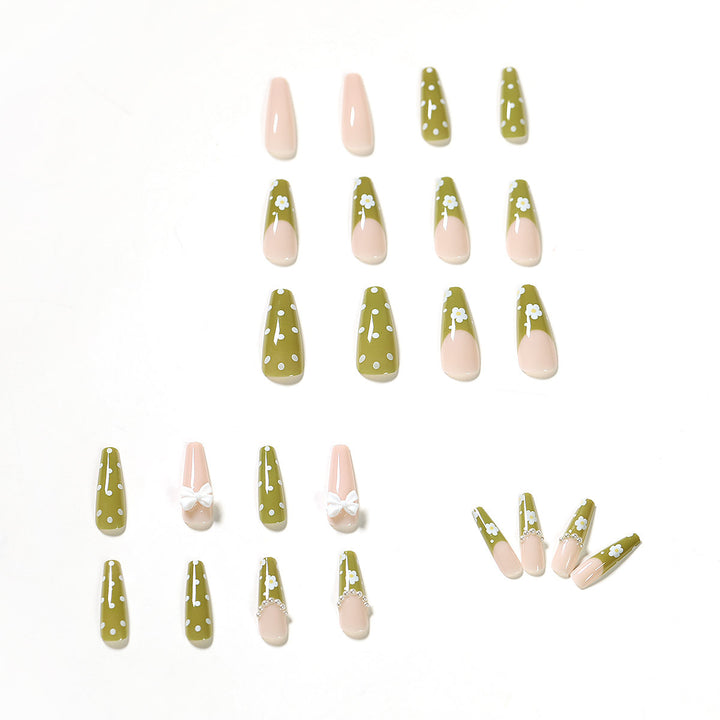Kunstvolle Nagelverlängerungen mit zartem Blumendesign Karnz