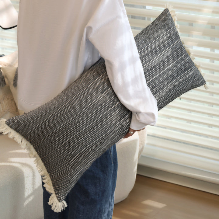 Rechteckiger Leinenoptik-Lumbar-Kissenbezug mit feiner Streifenstruktur und Quasten Karnz