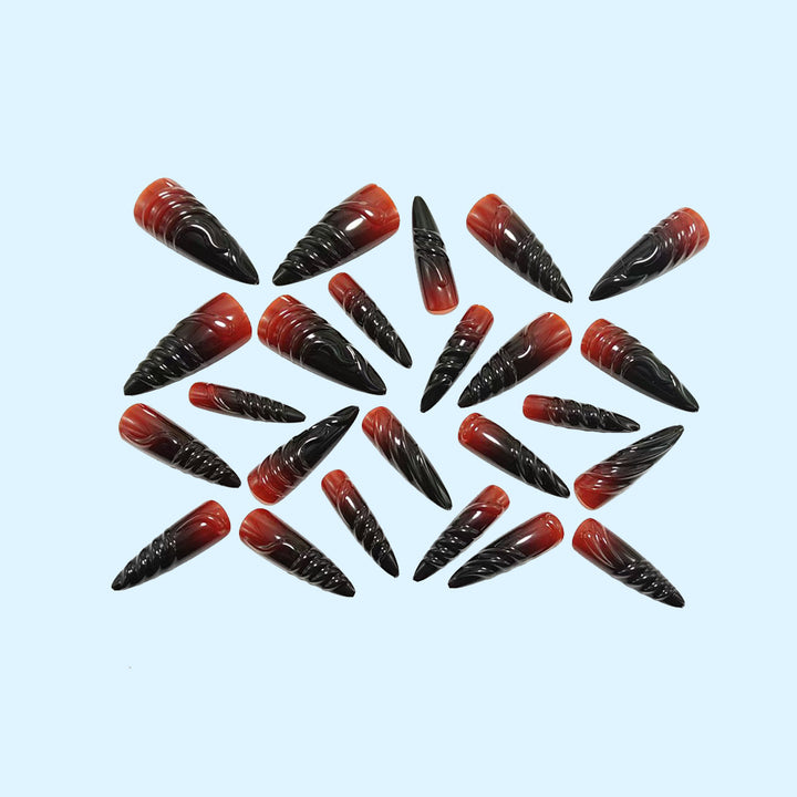 Kunstnagelset mit Eleganten Spitzen und Schwarz-Rotem Farbverlauf Karnz