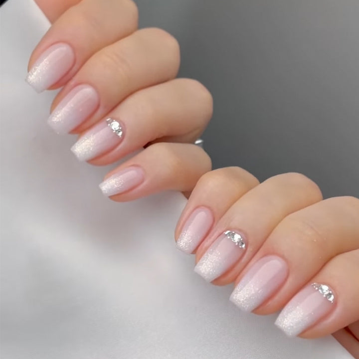 Elegantes Gel Press-On Nagelset mit funkeltenden Strasssteinen Karnz