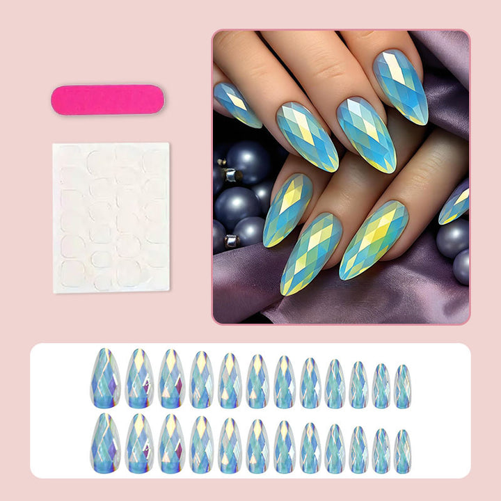 Kunstnägel mit luxuriösem facettiertem Design Karnz