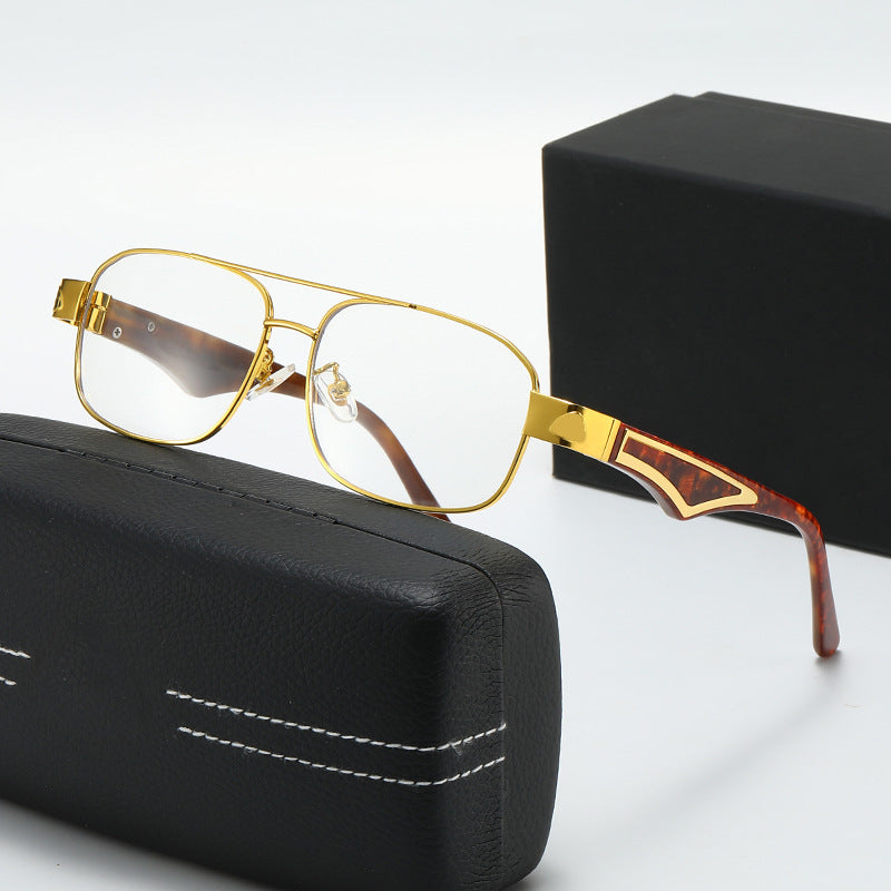 Damen stilvolle Korrektionsbrille mit angularen Akzenten Karnz