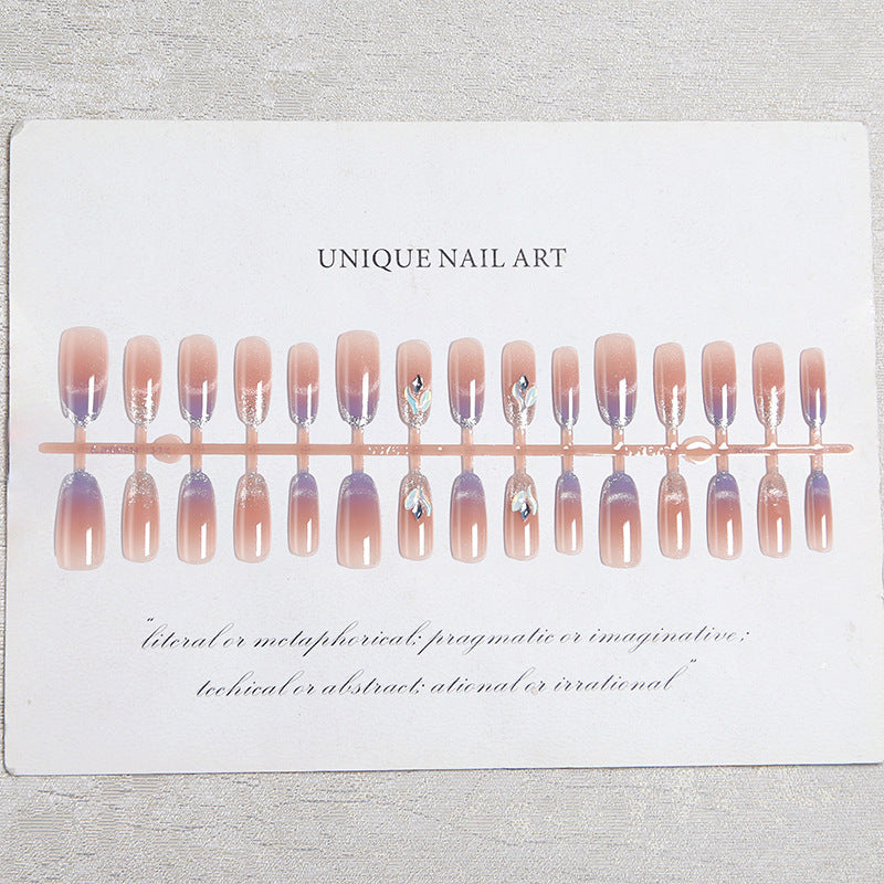 Kunstnagelset mit elegantem Glitzereffekt und verschönerten Applikationen Karnz