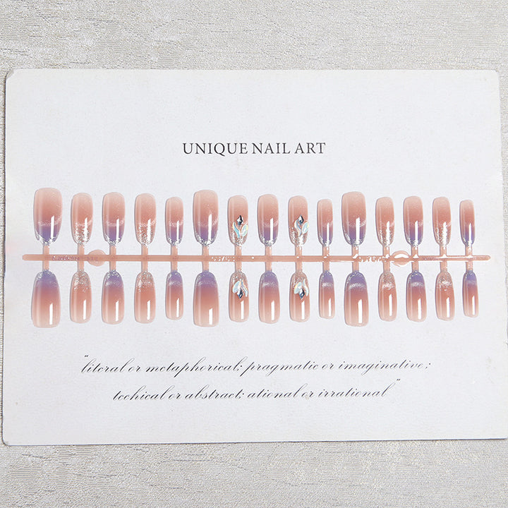 Kunstnagelset mit elegantem Glitzereffekt und verschönerten Applikationen Karnz