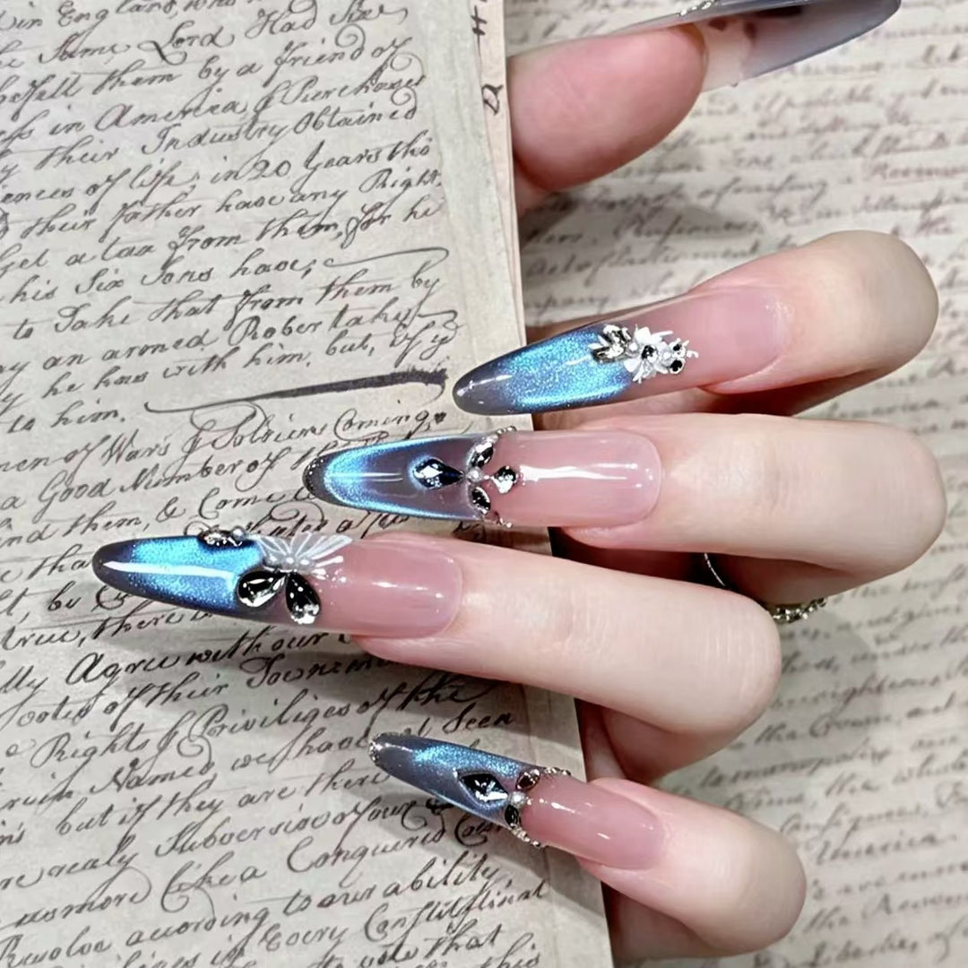 Premium Dekorative Press-On Nagelerweiterungen mit Strass-Akzenten