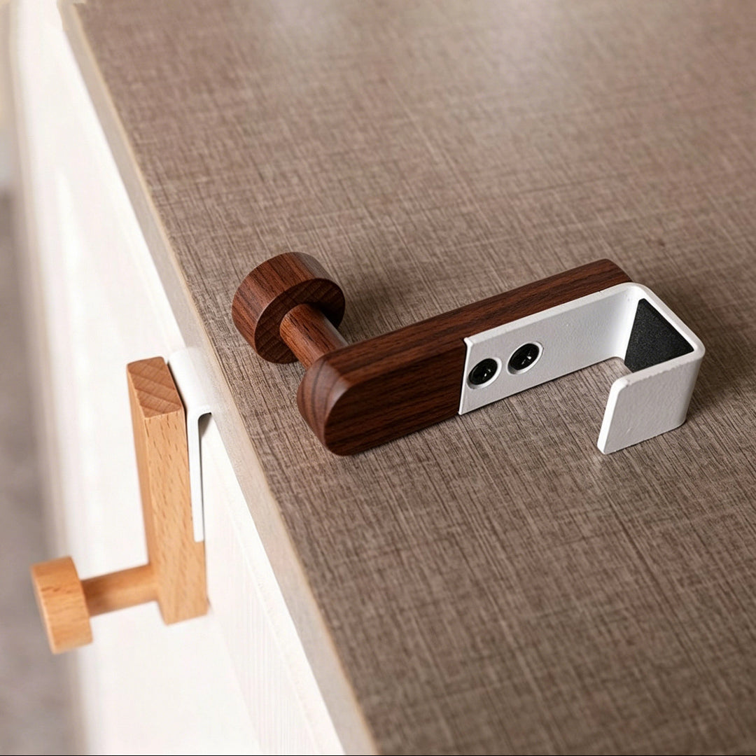 Wandmontierter Holz-Haken