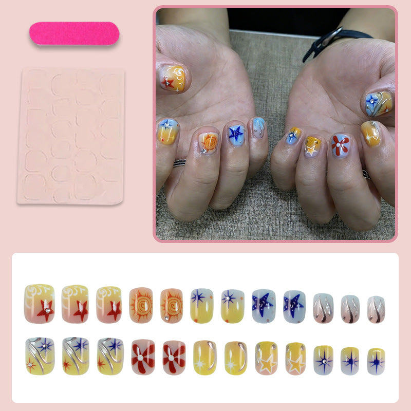 Kunstnagelset mit kreativen floralem und geometrischem Design Karnz