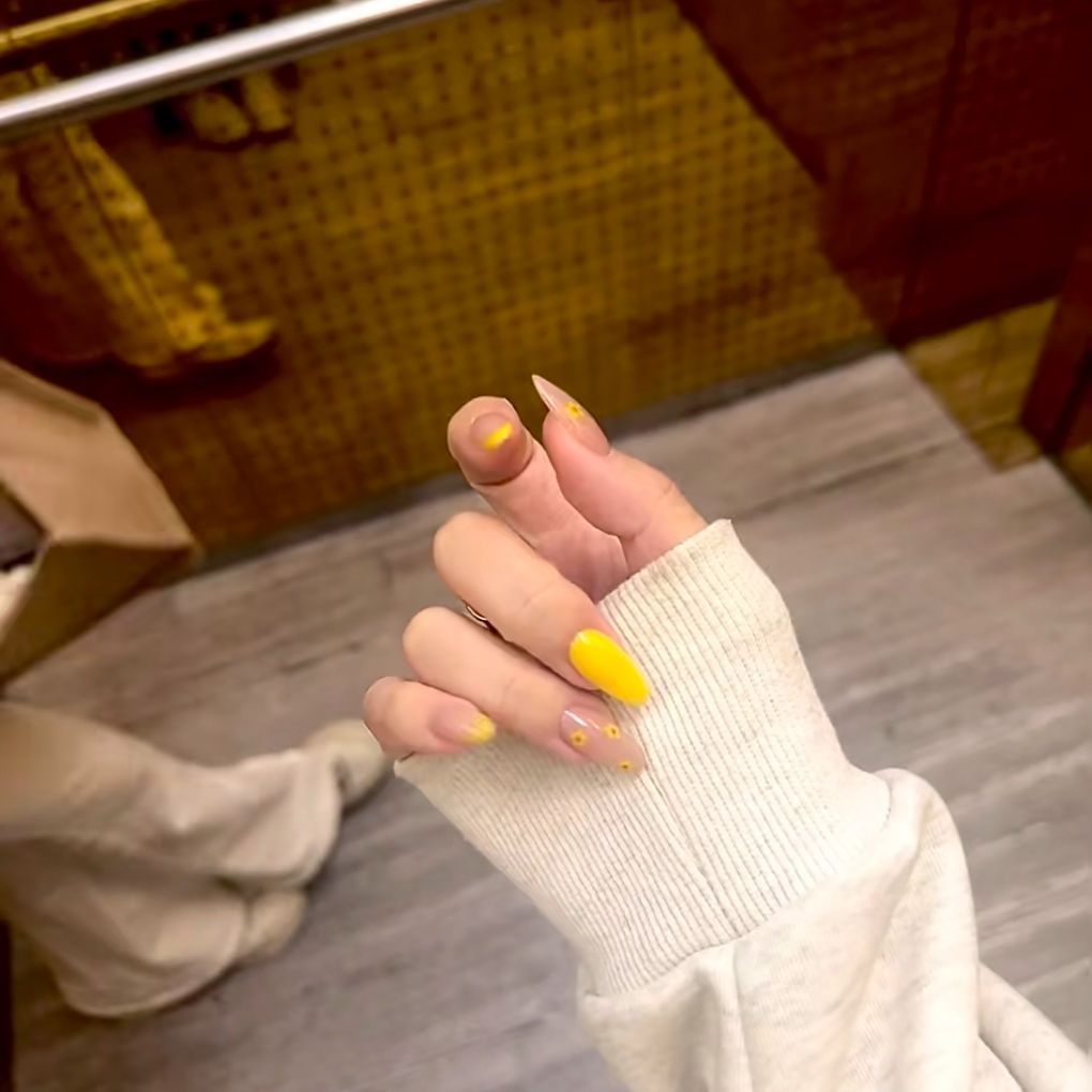 Künstlerische florale Nagelkunstverzierungen