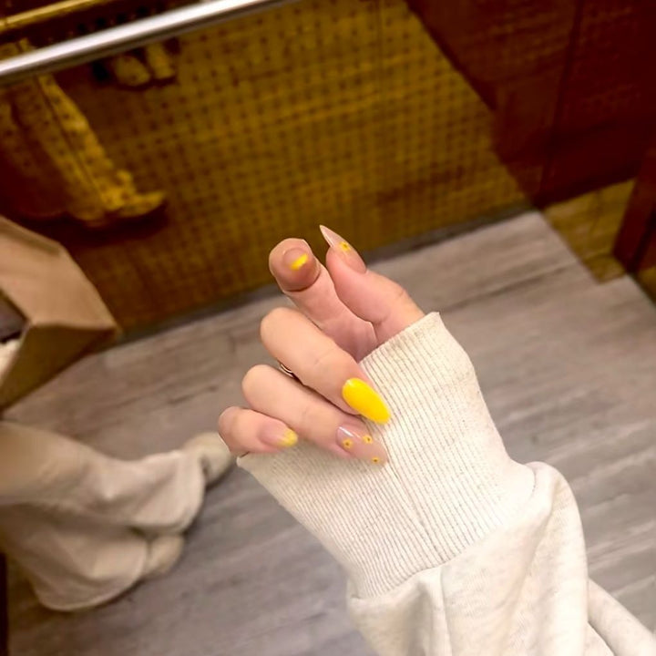 Künstlerische florale Nagelkunstverzierungen