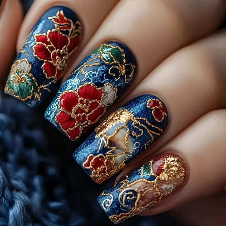 Kunstnagelset mit filigranen floralen Mustern Karnz