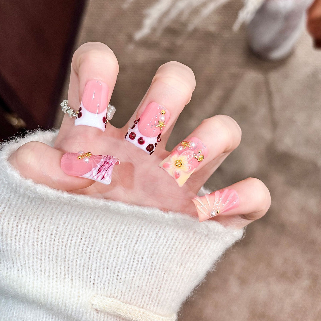 Künstlerisches Acryl-Nageldesign mit Edelstein-Akzenten