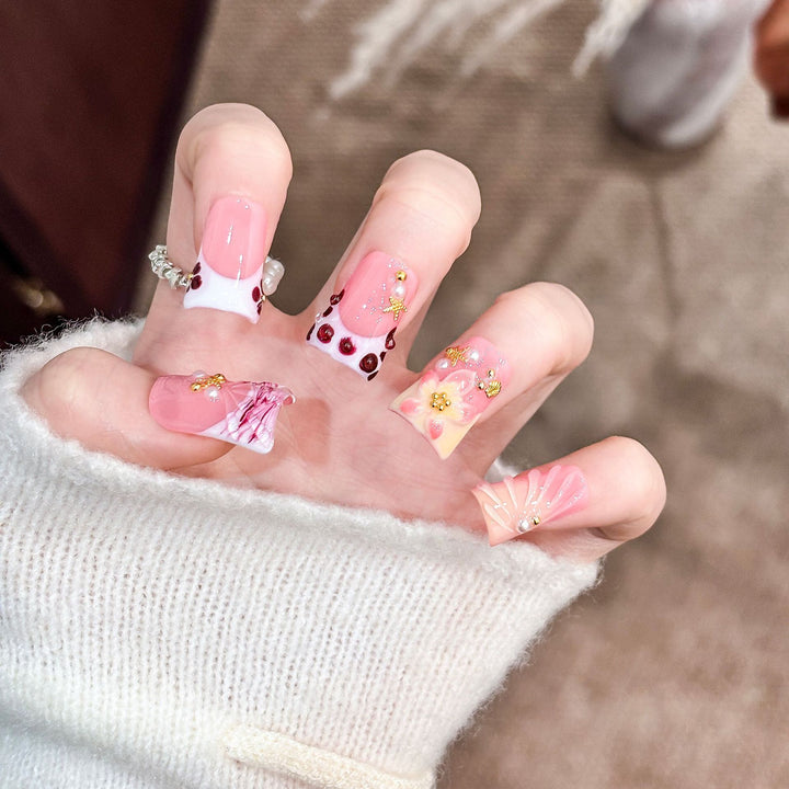 Künstlerisches Acryl-Nageldesign mit Edelstein-Akzenten