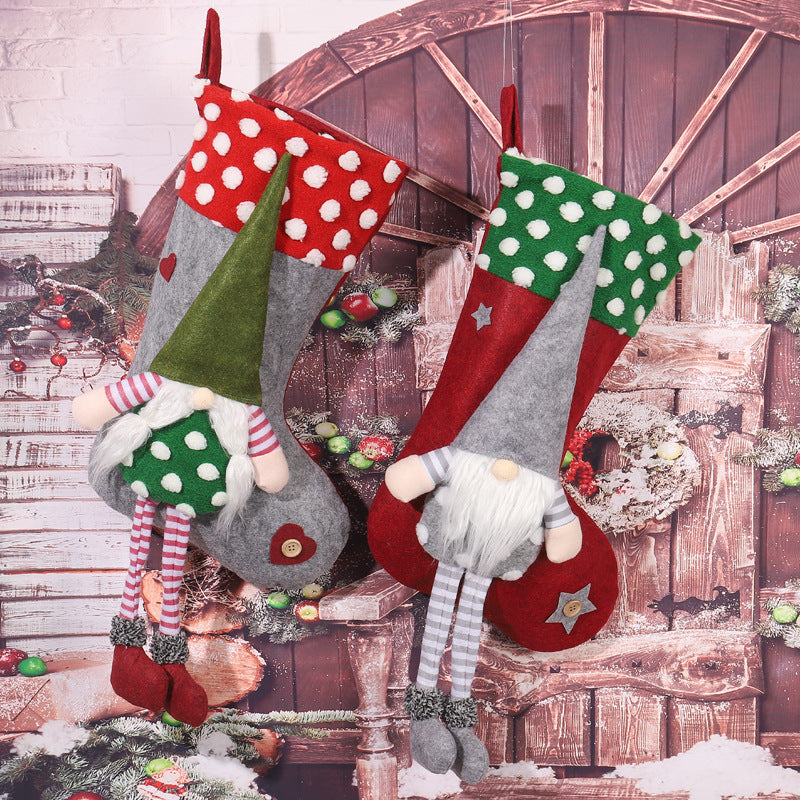 Verspielter Weihnachtsstrumpf mit Gnom-Motiv Karnz