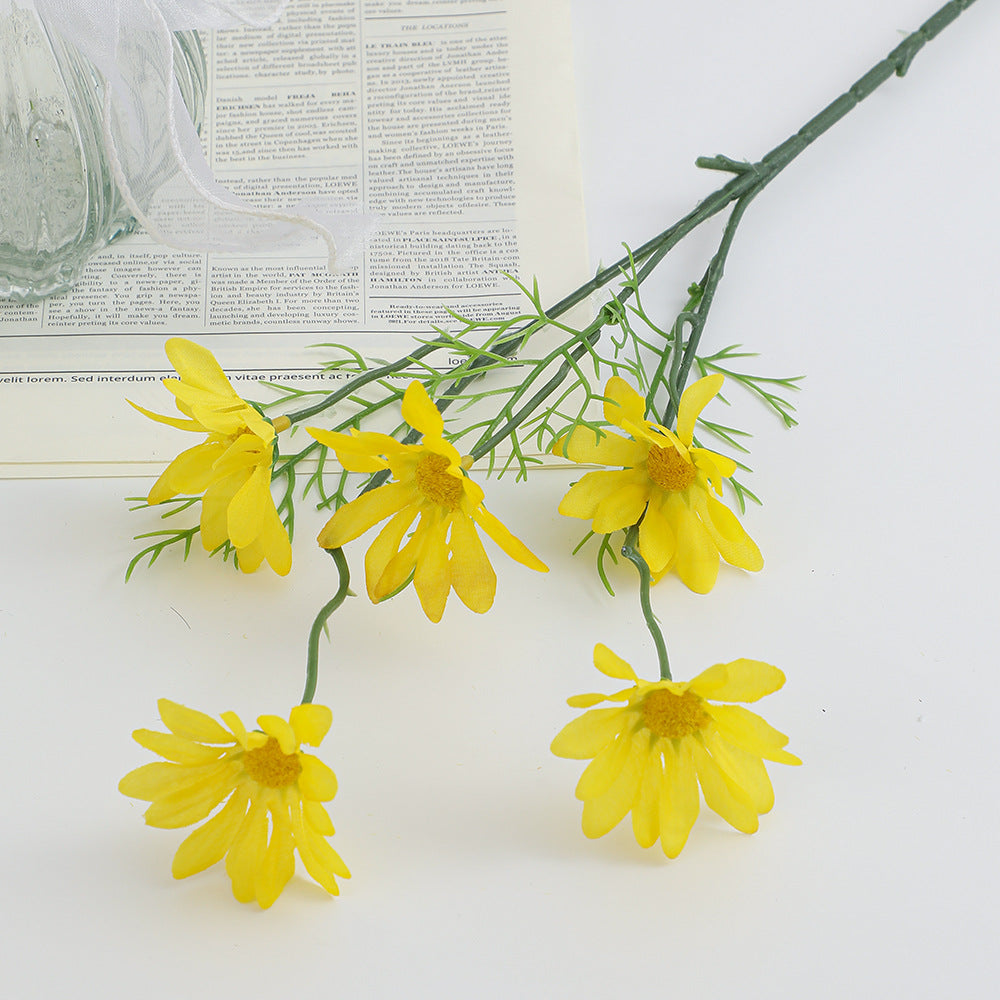 Künstlicher Blumenzweig mit leuchtenden Blüten und zarten Blättern Karnz