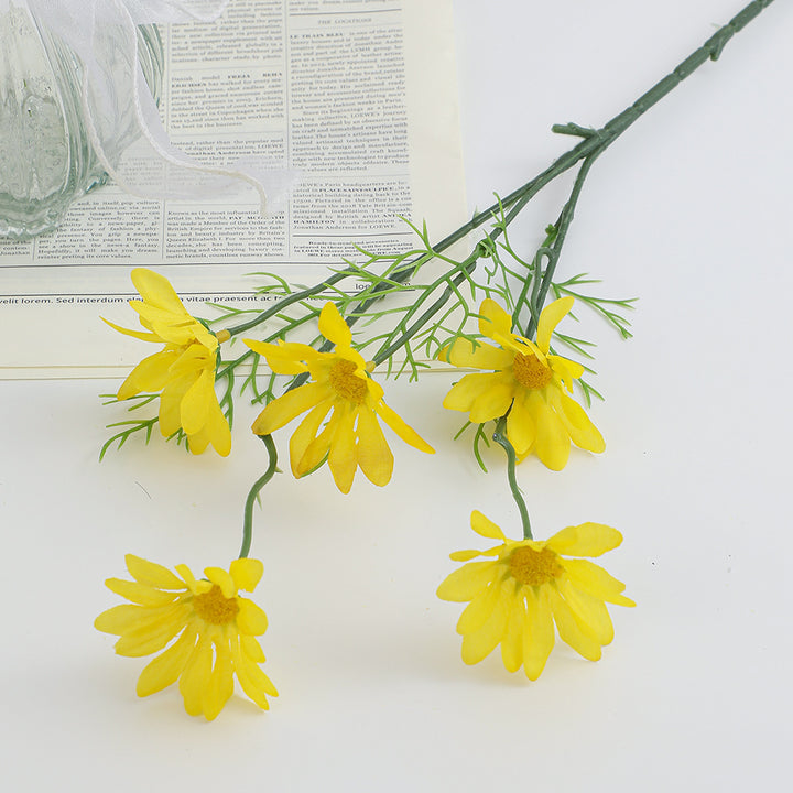Künstlicher Blumenzweig mit leuchtenden Blüten und zarten Blättern Karnz