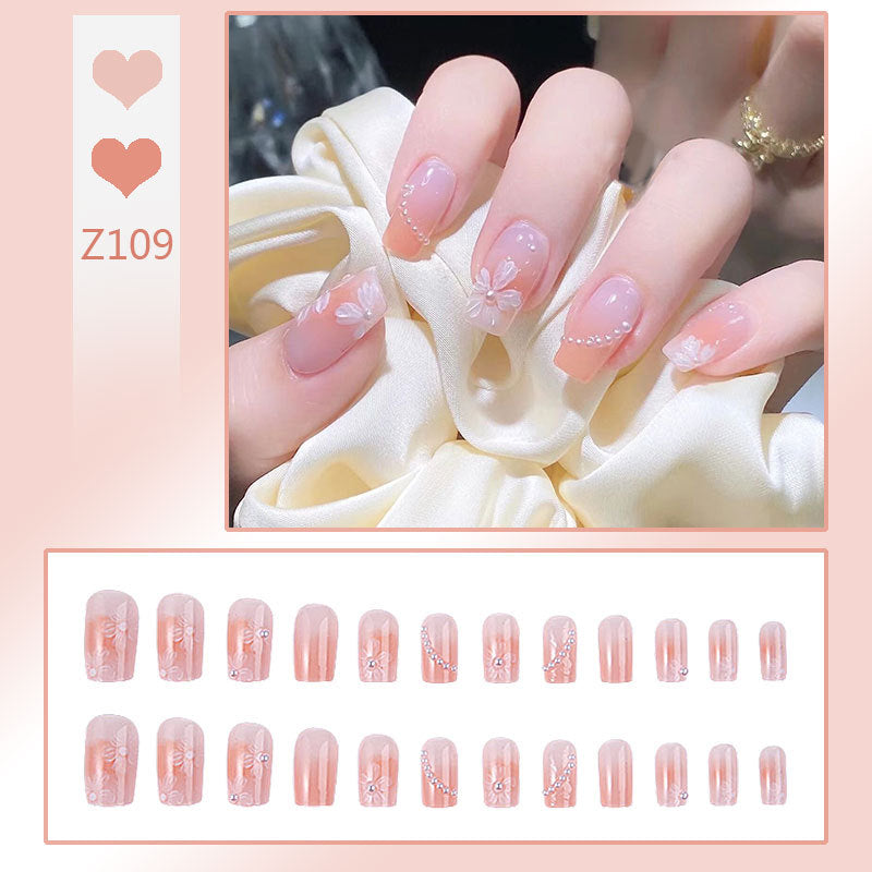 Kunstnagelset mit eleganten Glitzerverzierungen und schimmernden Akzenten Karnz
