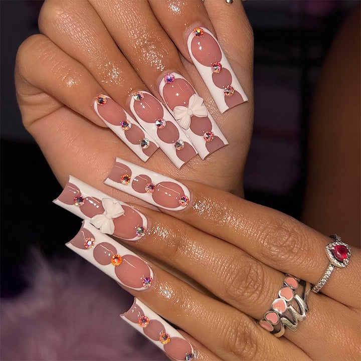 Elegante und kunstvolle Nagelkunst mit Strass-Details Karnz