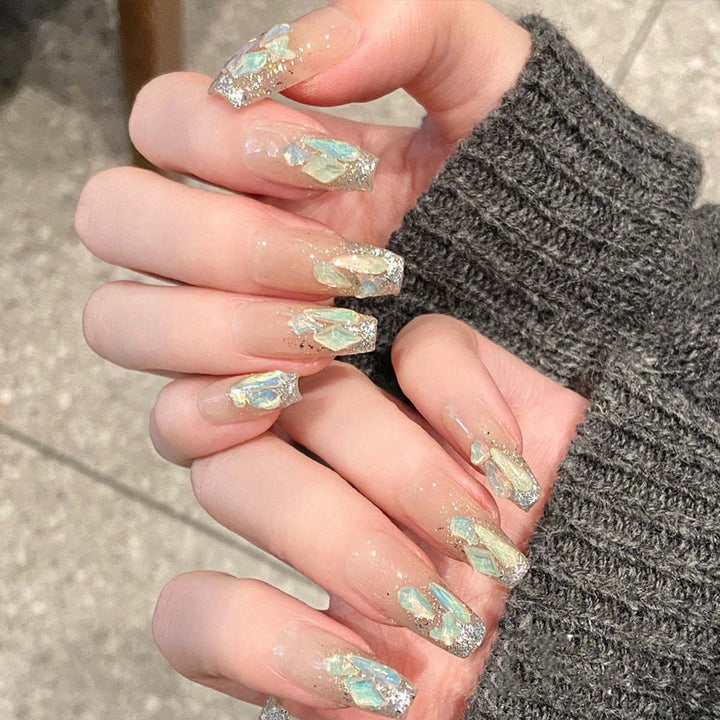 Glamouröse Nagelspitzen mit Glitzer-Akzenten Karnz