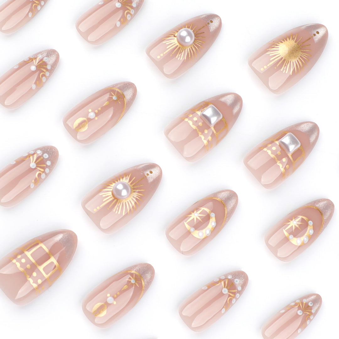 Glamouröse Nagelkunst mit feinen Goldakzenten Karnz