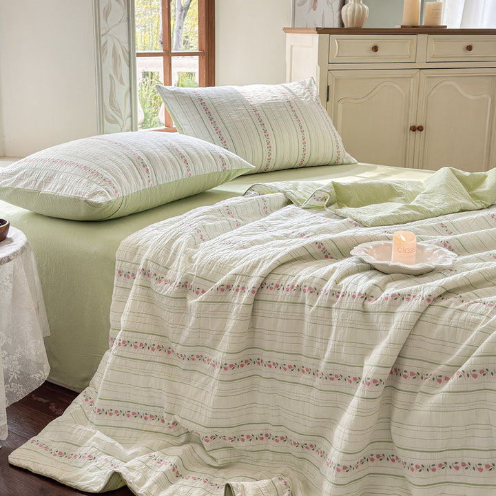 Gestepptes Baumwoll-Musselin Quilt-Set mit Wendefunktion, Zartem Blumenprint und passendem Spannbettlaken