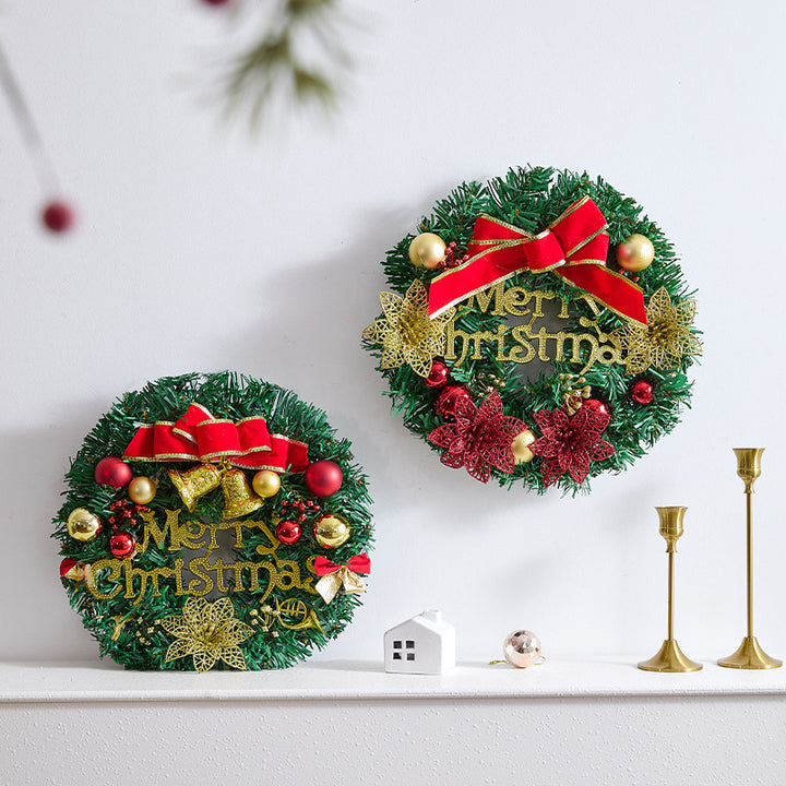 Festlicher Weihnachtskranz mit Tannenzapfen und Beeren Karnz