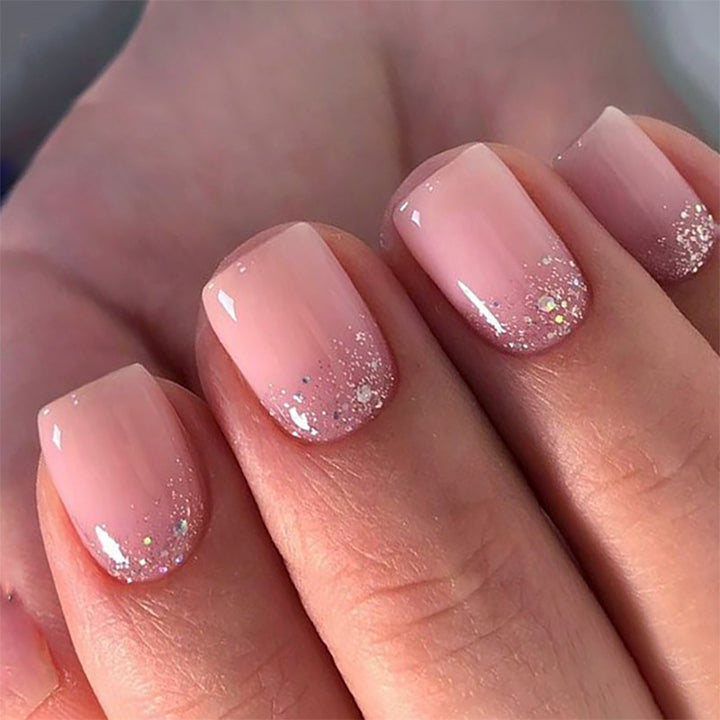 Kunstvolle Nagelspitzen mit Glitzerakzenten Karnz