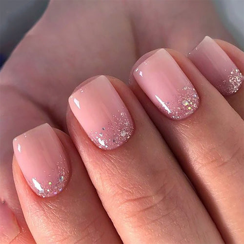 Kunstvolle Nagelspitzen mit Glitzerakzenten Karnz