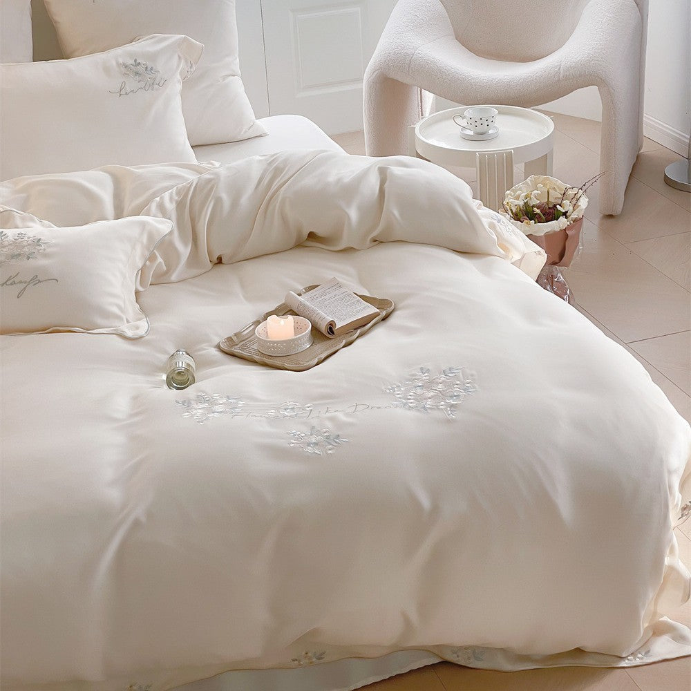 Elegante Satin-Bettgarnitur mit floraler Reliefstickerei und feiner Paspel