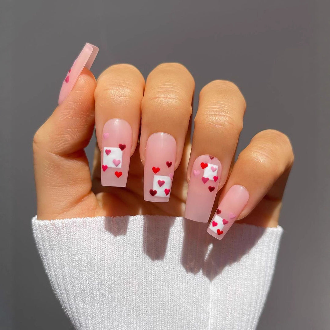 Kunstvolle Nagelverlängerungen mit Herzen-Design Karnz