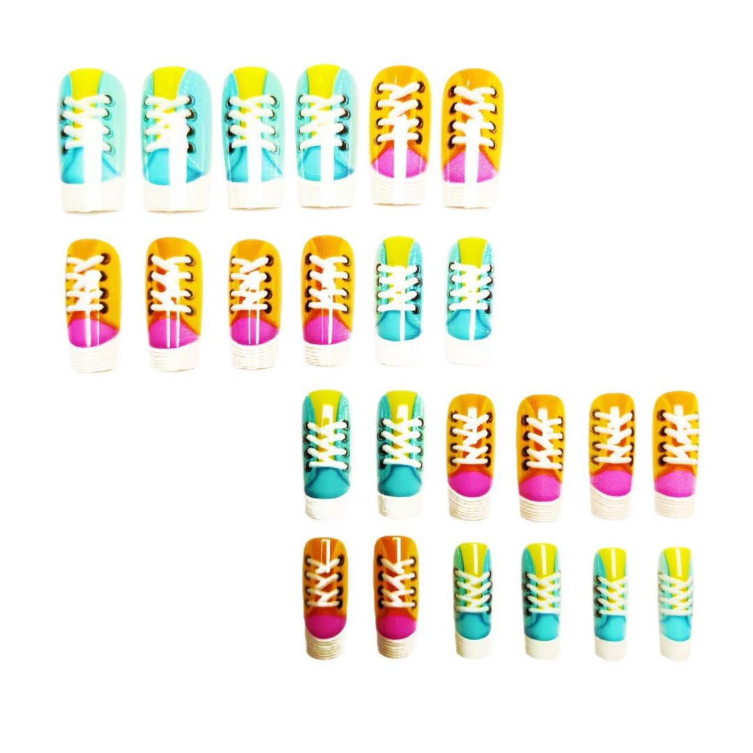 Kreative Kunstnagel mit Sneakers-Design Karnz