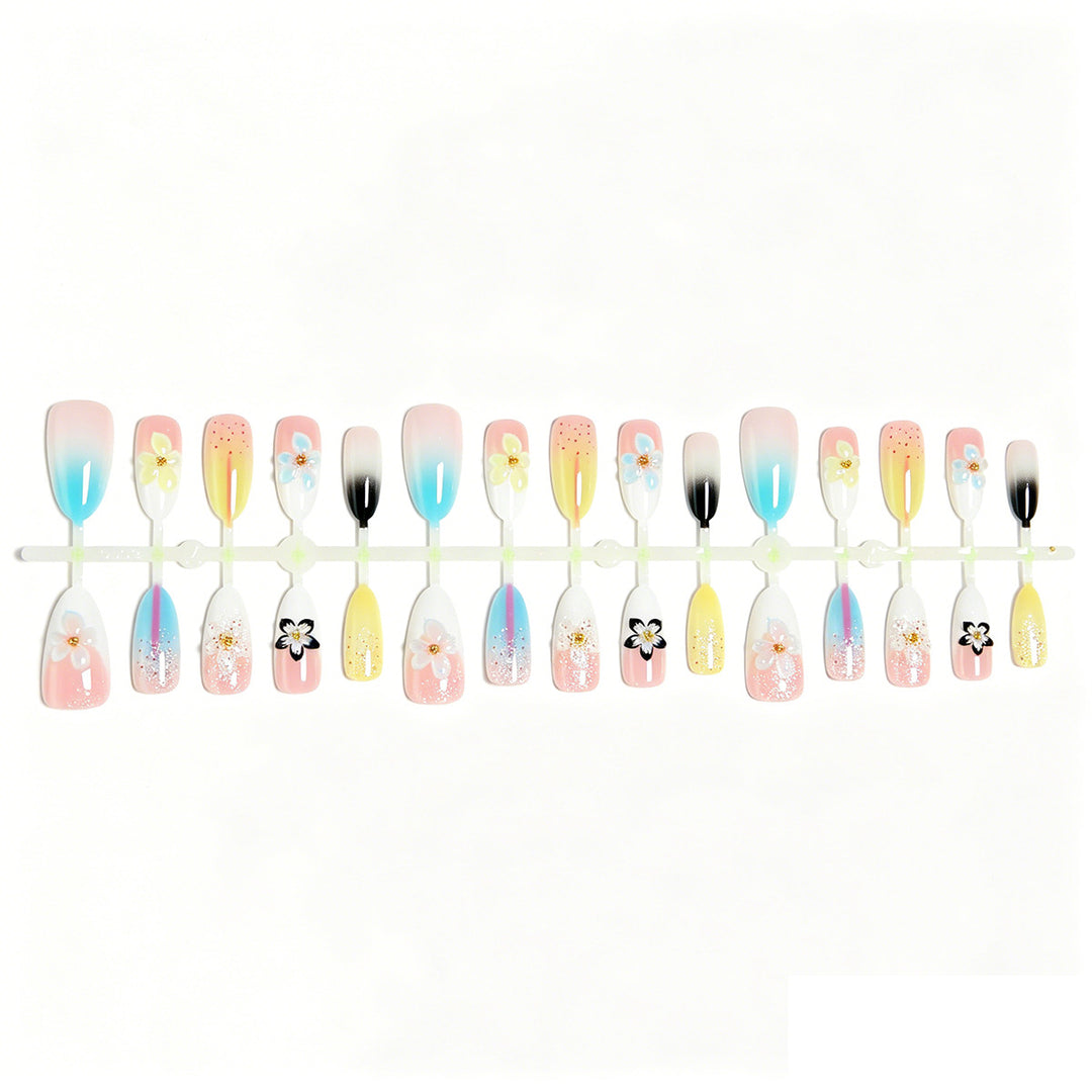 Kunstnagelset mit floralen und glitzernden Verzierungen Karnz