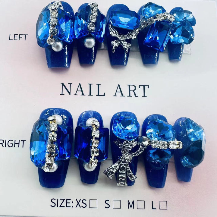 Glamouröse Nagelkunst mit Kristall- und Perlenakzenten Karnz