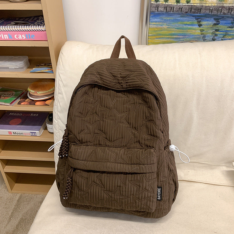 Gepolsterter Rucksack mit dekorativem Anhänger Karnz