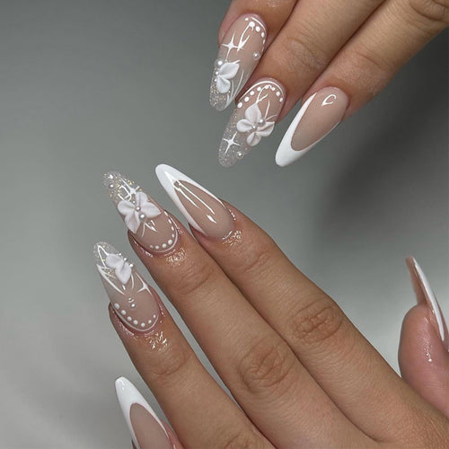 Kunstvolle Stiletto-Nägel mit floralen Motiven und Glitzerakzenten Karnz